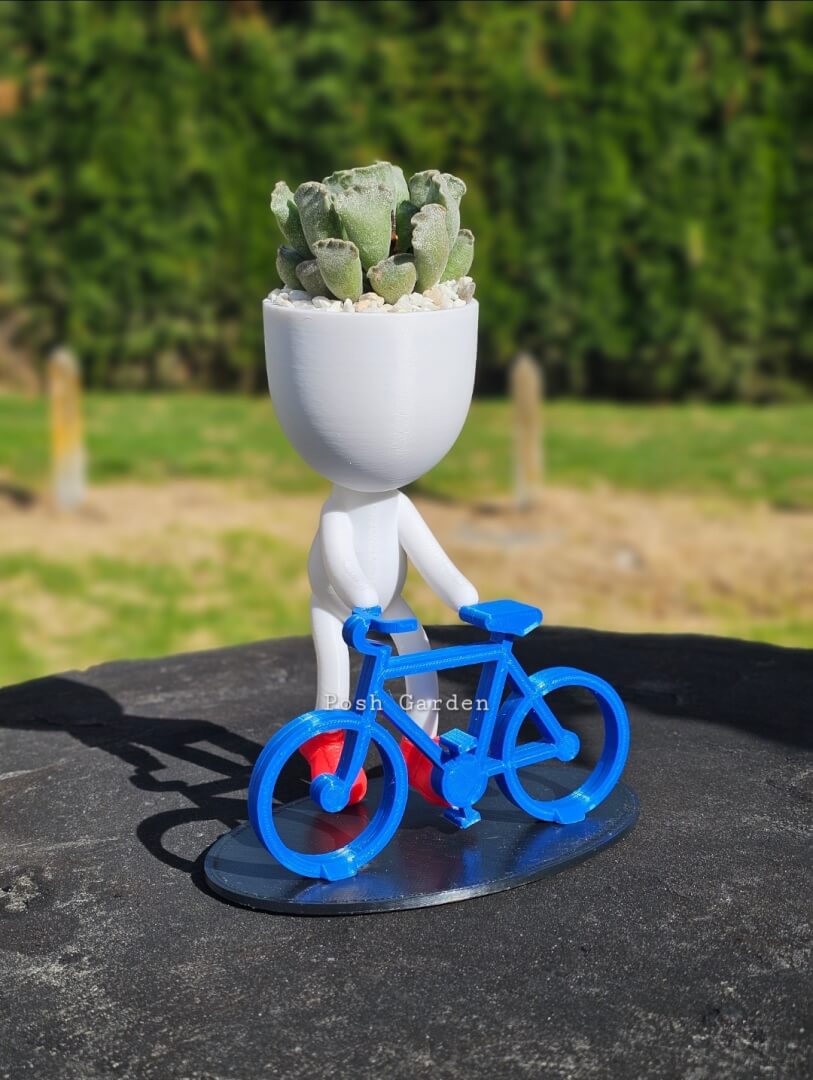 Sosteniendo la bicicleta